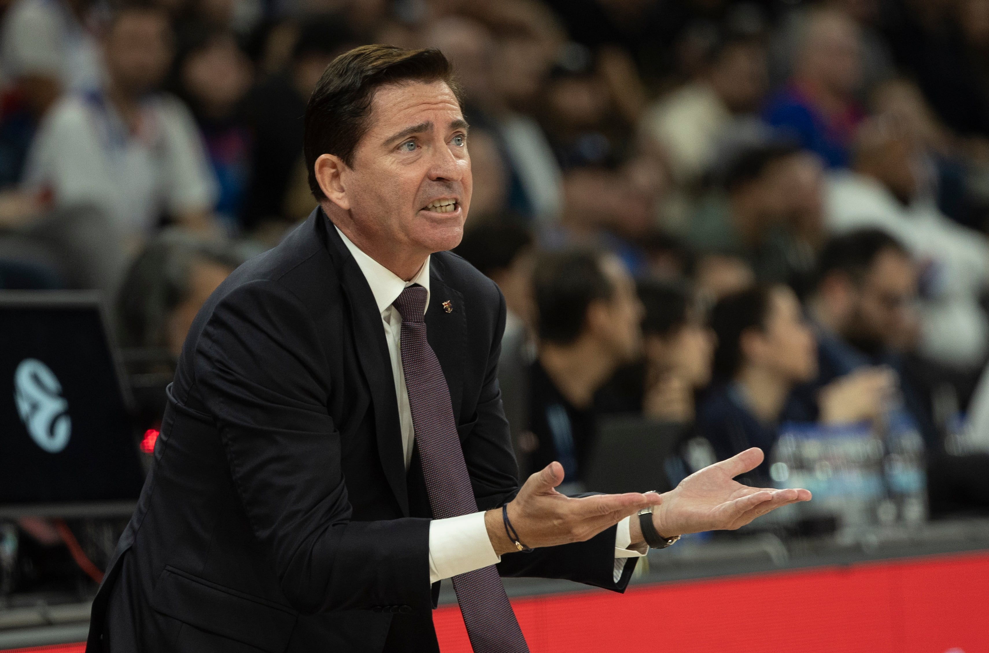 ISTANBUL (Turkey), 20/11/2025.- FC Barcelona&#039;s head coach Xavi Pascual reacts during the Euroleague basketball match between Anadolu Efes and FC Barcelona in Istanbul, Turkey, 20 November 2025. (Baloncesto, Euroliga, Turquía, Estanbul) EFE/EPA/TOLGA BOZOGLU
