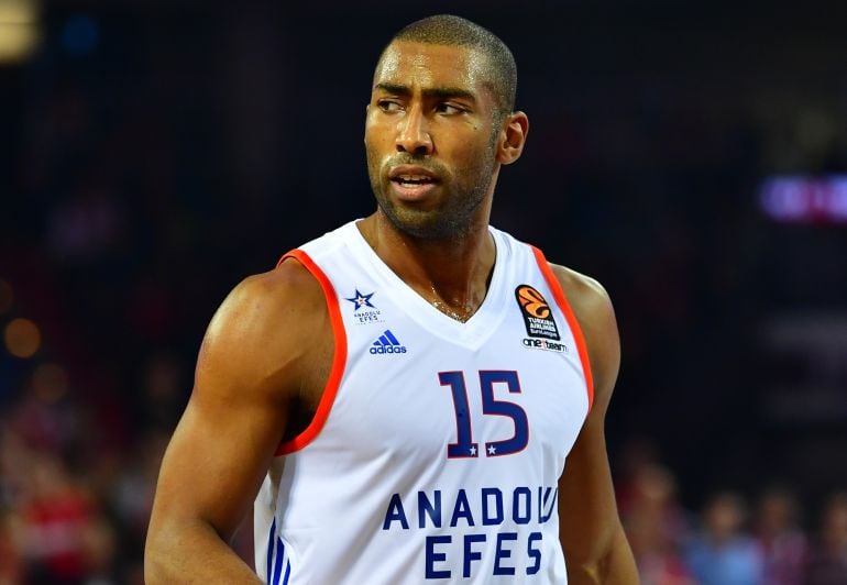 Jayson Granger con la camiseta del Anadolu Efes