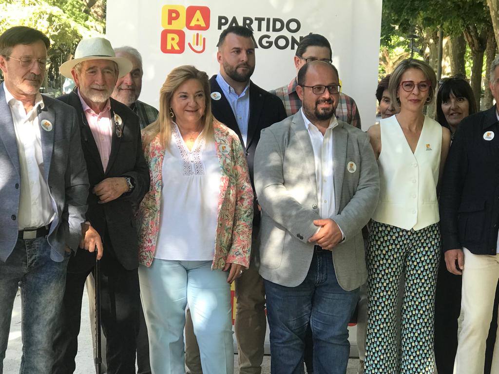 En el centro, Mª Eugenia Gabás, candidata del PAR al Ayuntamiento de Huesca, y Alberto Izquierdo, candidato a la presidencia de Aragón