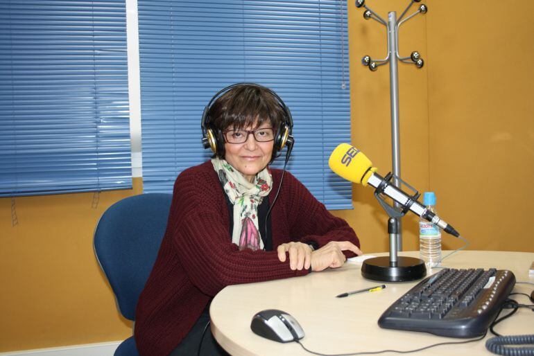 La poetisa Ángeles Mora en los estudios de Radio Granada