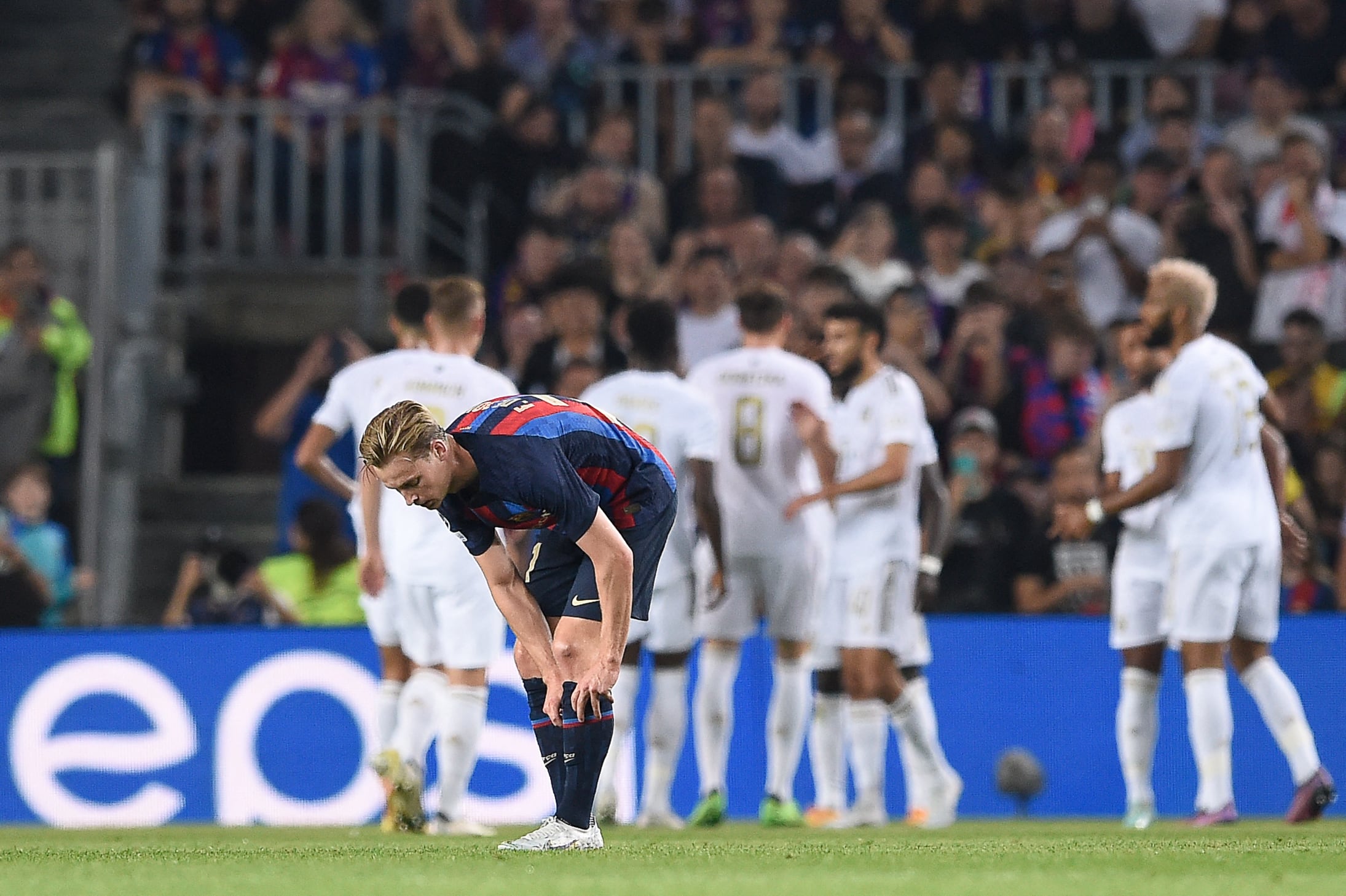 El Bayern celebra uno de sus goles detrás de Frenkie de Jong