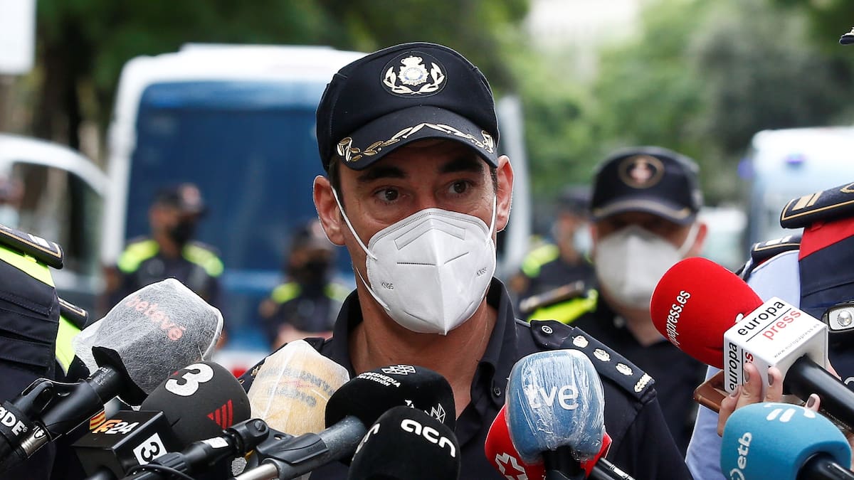 Un comisario de la Policía investigado por acoso, a una subordinada: "¿Qué hago? ¿Te pego? ¿Te doy una hostia? A ver si con un ojo morado..."