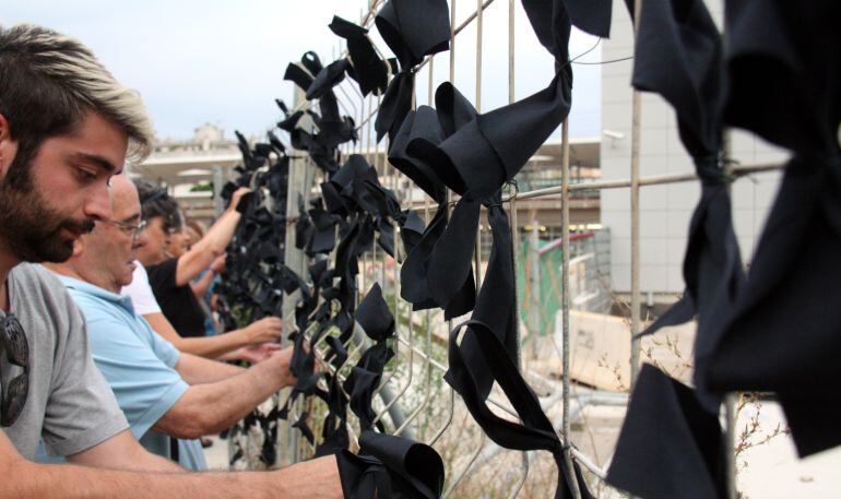 Els veïns van penjar 2.920 llaços negres.