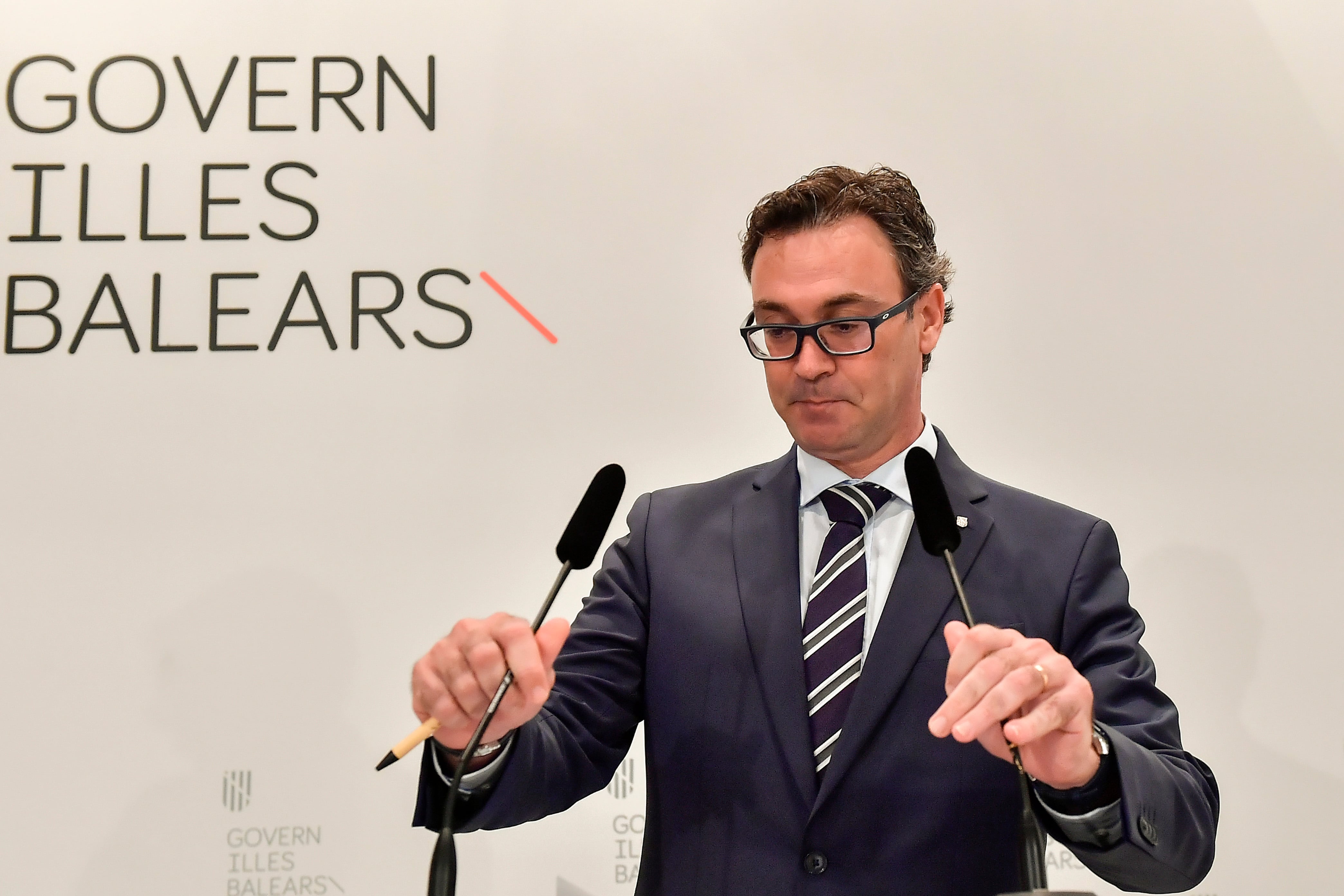 PALMA DE MALLORCA, 10/07/2023.- El conseller de Economía, Hacienda e Innovación y vicepresidente, Antoni Costa, ofrece una rueda de prensa tras el acto de toma de posesión de los nuevos Consellers, este lunes en el Consolat de Mar, en Palma de Mallorca. EFE/ Miquel A. Borràs
