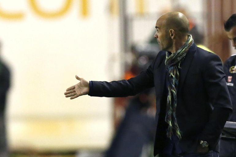 El entrenador del Rayo Vallecano, Paco Jémez, da instrucciones a sus jugadores durante el partido de la décima jornada de Liga en Primera División que Rayo Vallecano y Eibar disputan esta noche en el estadio de Vallecas, en Madrid. EFE/Javier Lizón