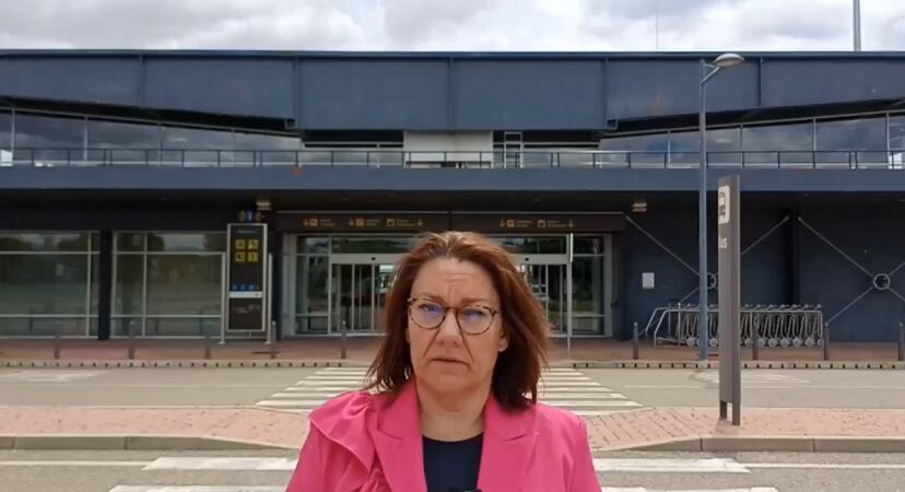 Raquel Marco en el aeropuerto de Huesca