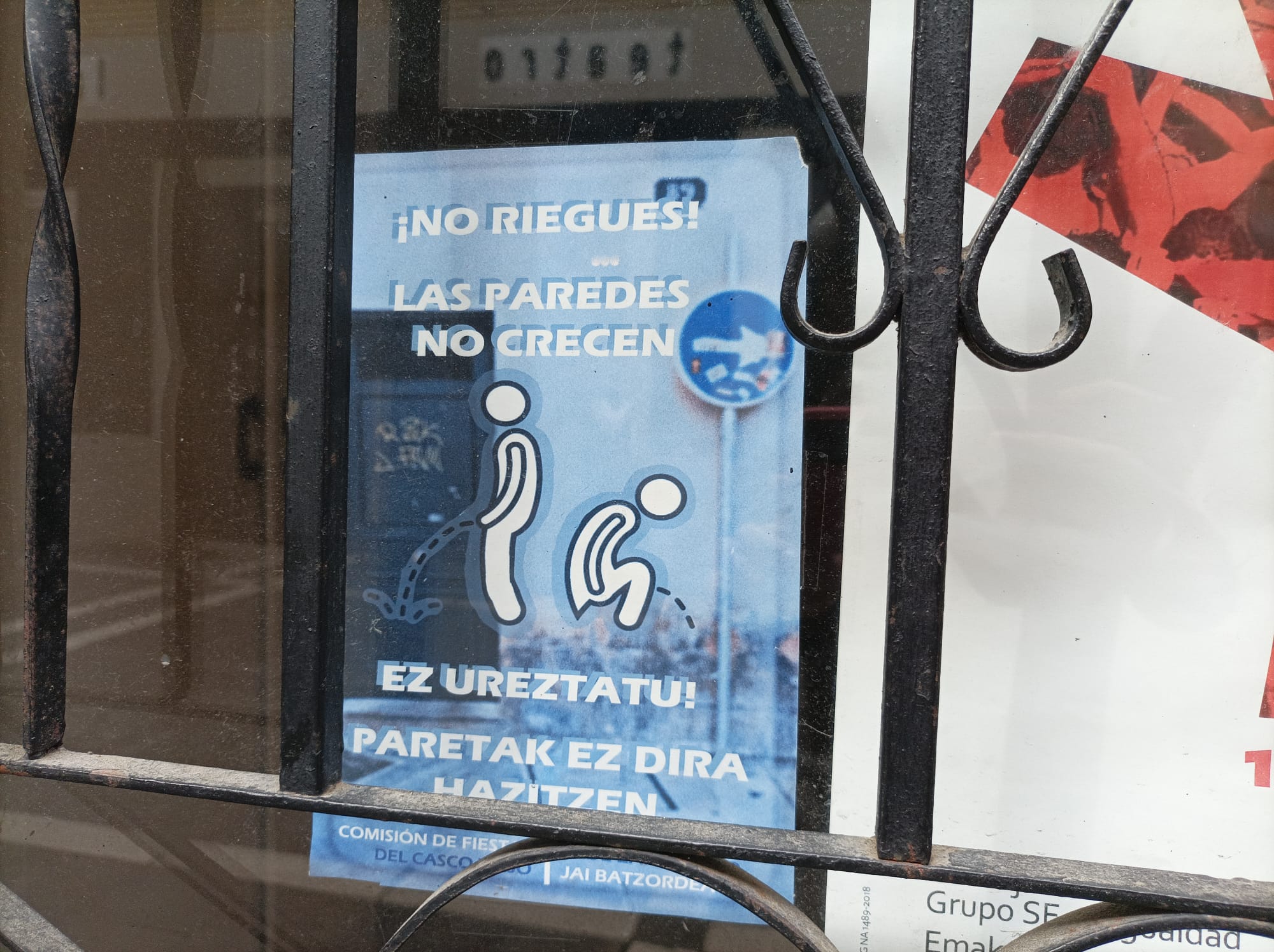 Carteles en el casco viejo de Pamplona