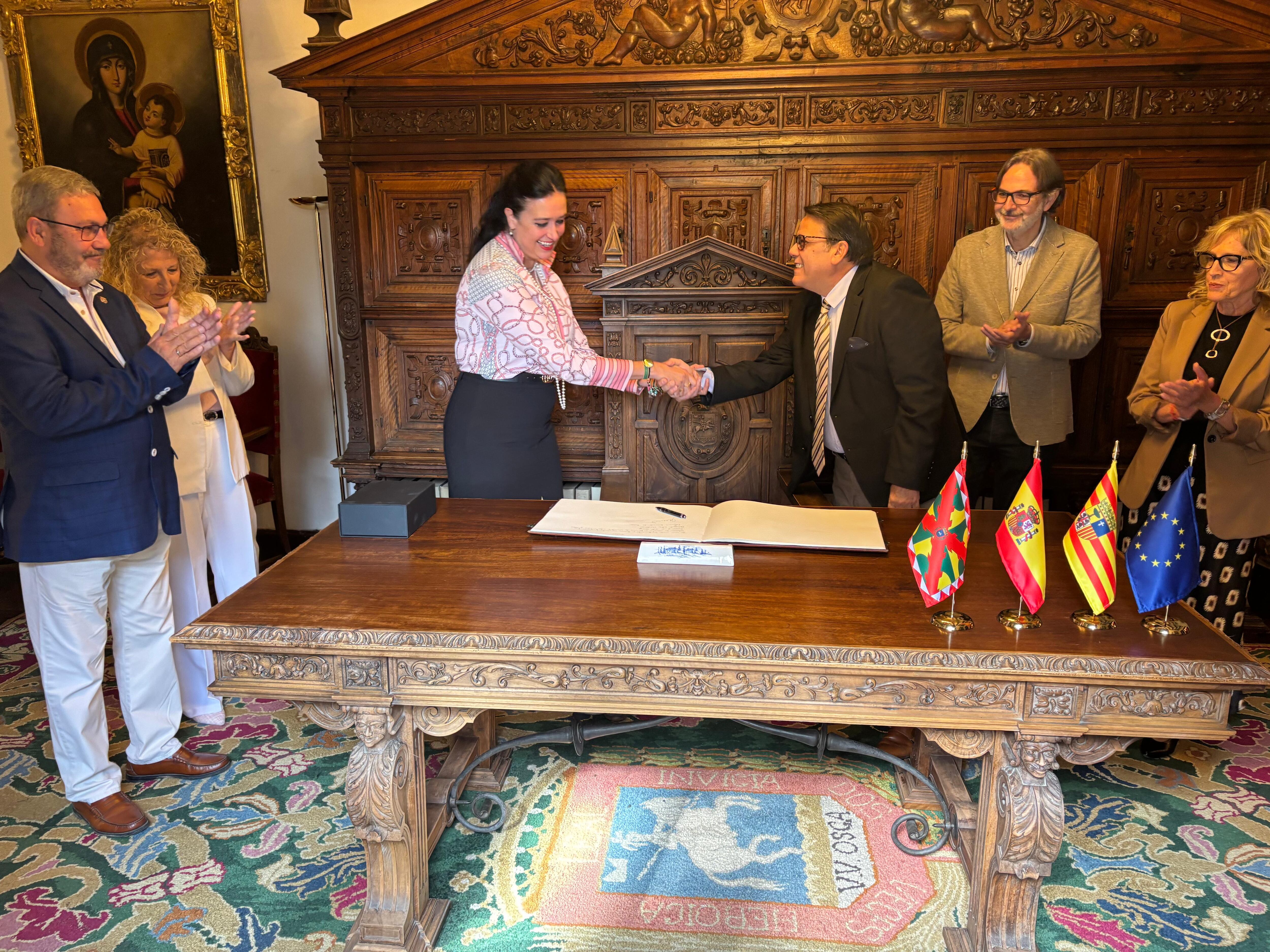 El cónsul de Cuba en el Ayuntamiento de Huesca