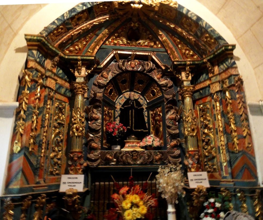 Altar de la ermita de San Frutos donde se encuentra la imagen del santo