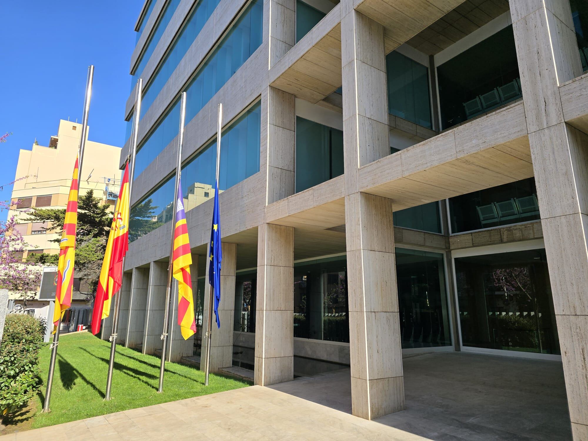 Las banderas del Consell ondean a media asta