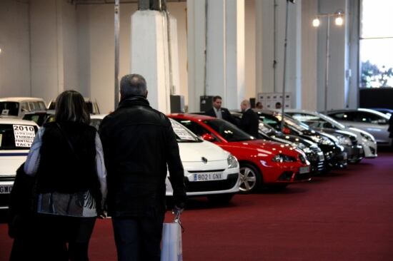 Persones mirant cotxes de segona mà al Saló Ocasió