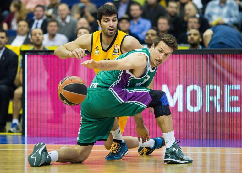 LUS002. BERLÍN (ALEMANIA), 27/11/2014.- Vojdan Stojanovski (i) de Berlín ante Ryan Toolson (d) de Málaga hoy, jueves 27 de noviembre de 2014, durante un partido de la Euroliga en Berlín (Alemania). EFE/LUKAS SCHULZE