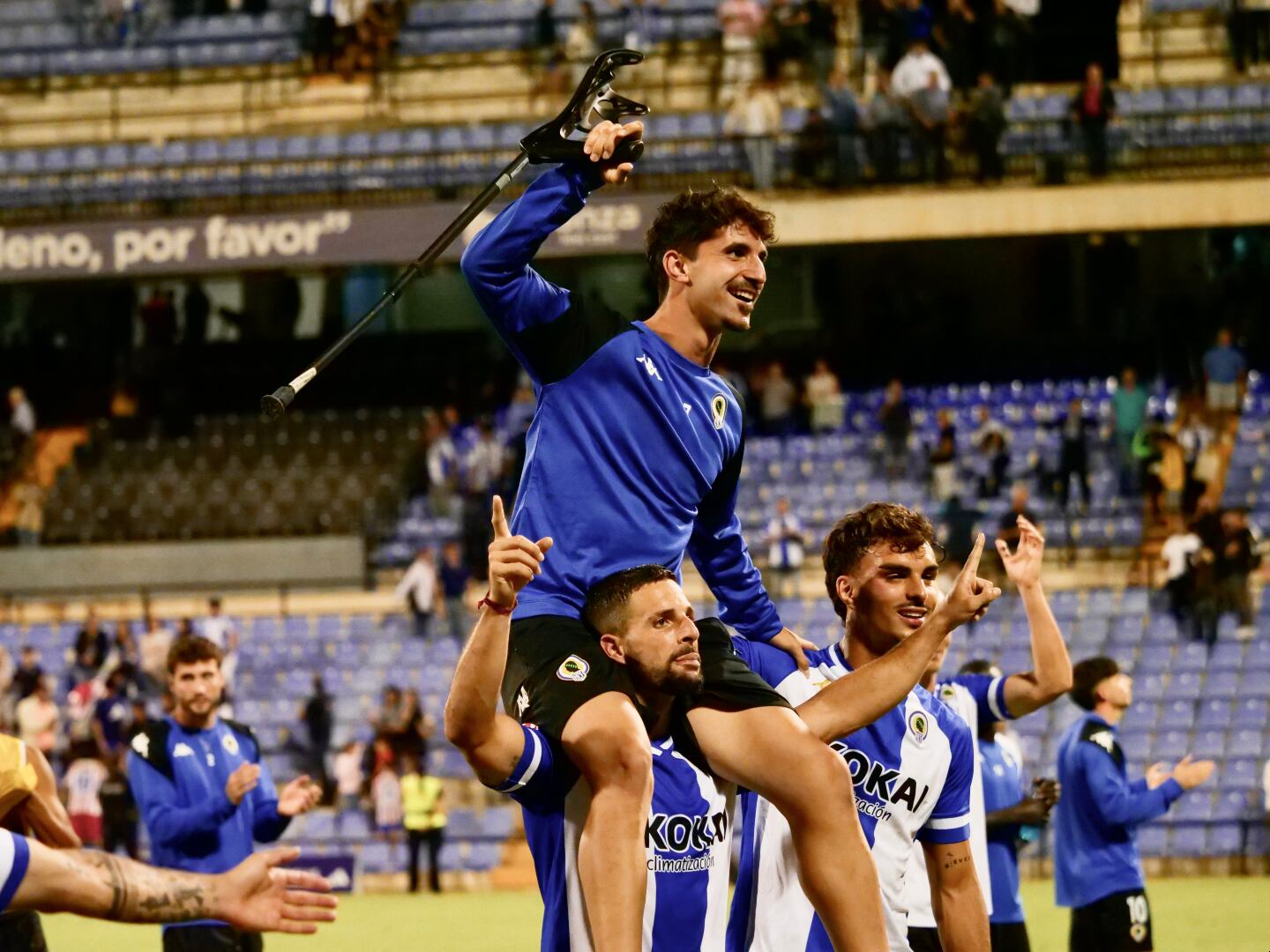Soldevila celebra la victoria del Hércules, subido a los hombros de Fran Sol. Foto: Hércules CF