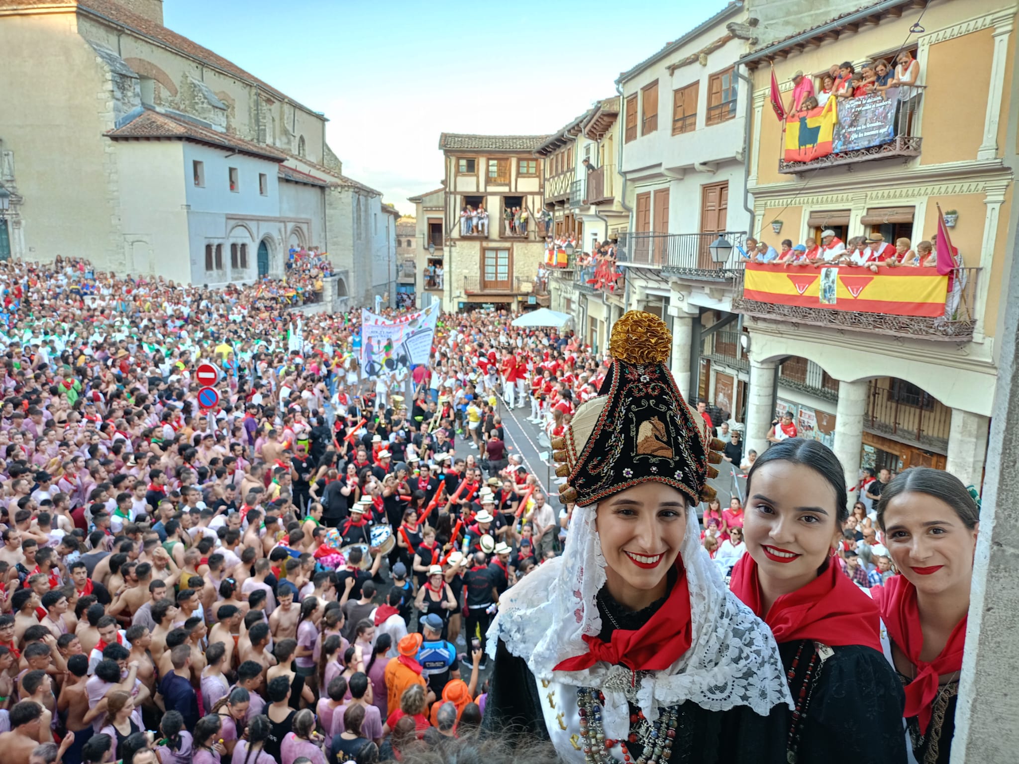 Lucía Polo, Sandra González y Marta Pascual en un momento del pregón