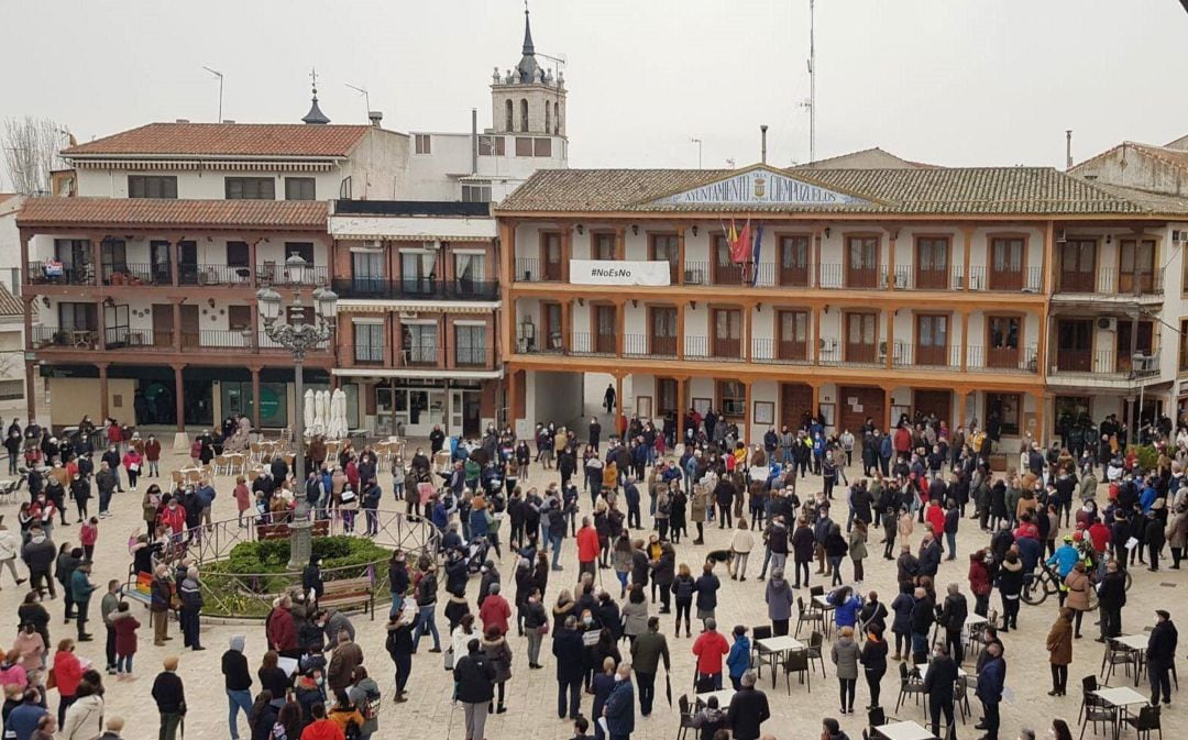 Los vecinos de Ciempozuelos se concentraron este domingo para mostrar su apoyo a la familia agredida este viernes tras recriminar que un grupo de jóvenes no usaban mascarilla.