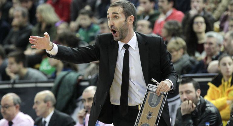 GRA049. BILBAO, 28/12/2014.- El entrenador del Bilbao Basket Sito Alonso da instrucciones a sus jugadores durante el partido de la decimotercera jornada de la Liga Endesa disputado hoy en la cancha de Bilbao Arena contra el Rio Natura Monbus Obradoiro. EFE/Alfredo Aldai