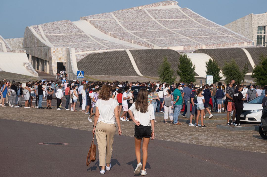 Colas de adolescentes acompañados de sus progenitores en el punto de vacunación de la Ciudad de la Cultura