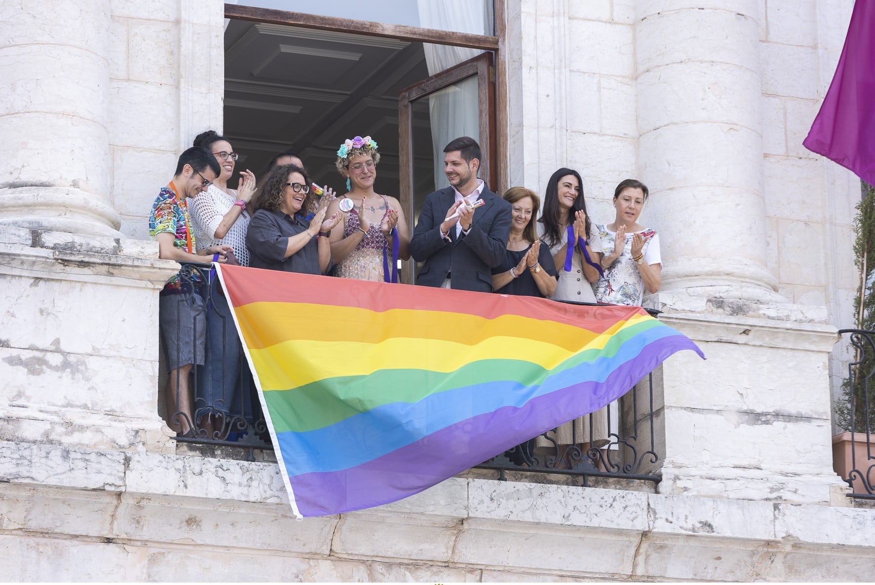 Momento en el que se ha colgado la bandera LGTBI en la fachada del Ayuntamiento de Gandia.