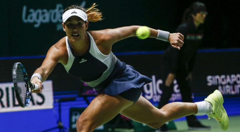 Garbiñe Muguruza corre hacia una pelota en Singapur