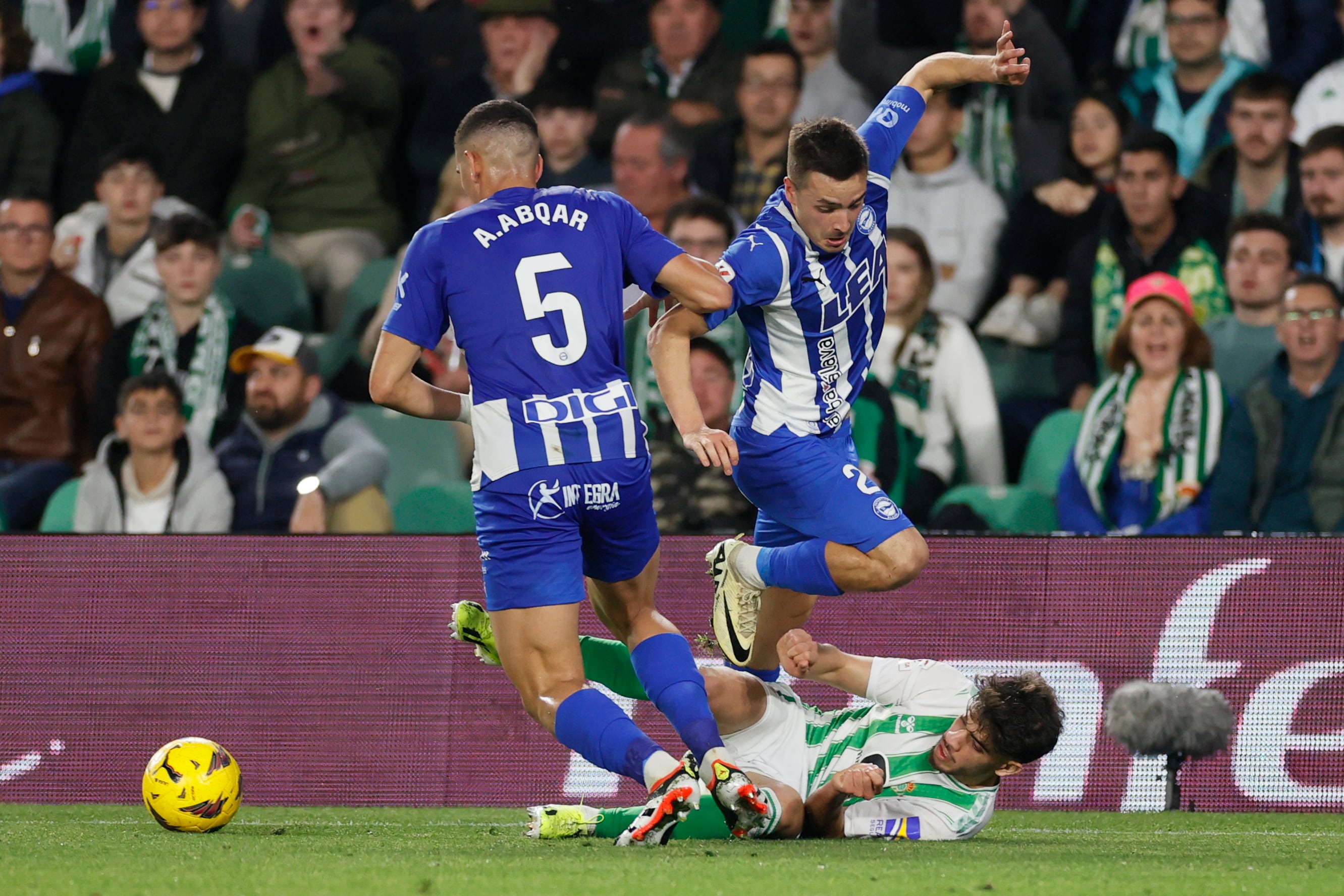 El delantero del Betis Ez Abde (abajo) disputa un balón ante Abdel Abqar y Andoni Gorosabel del Alavés, durante el partido de la jornada 25 de LaLiga.