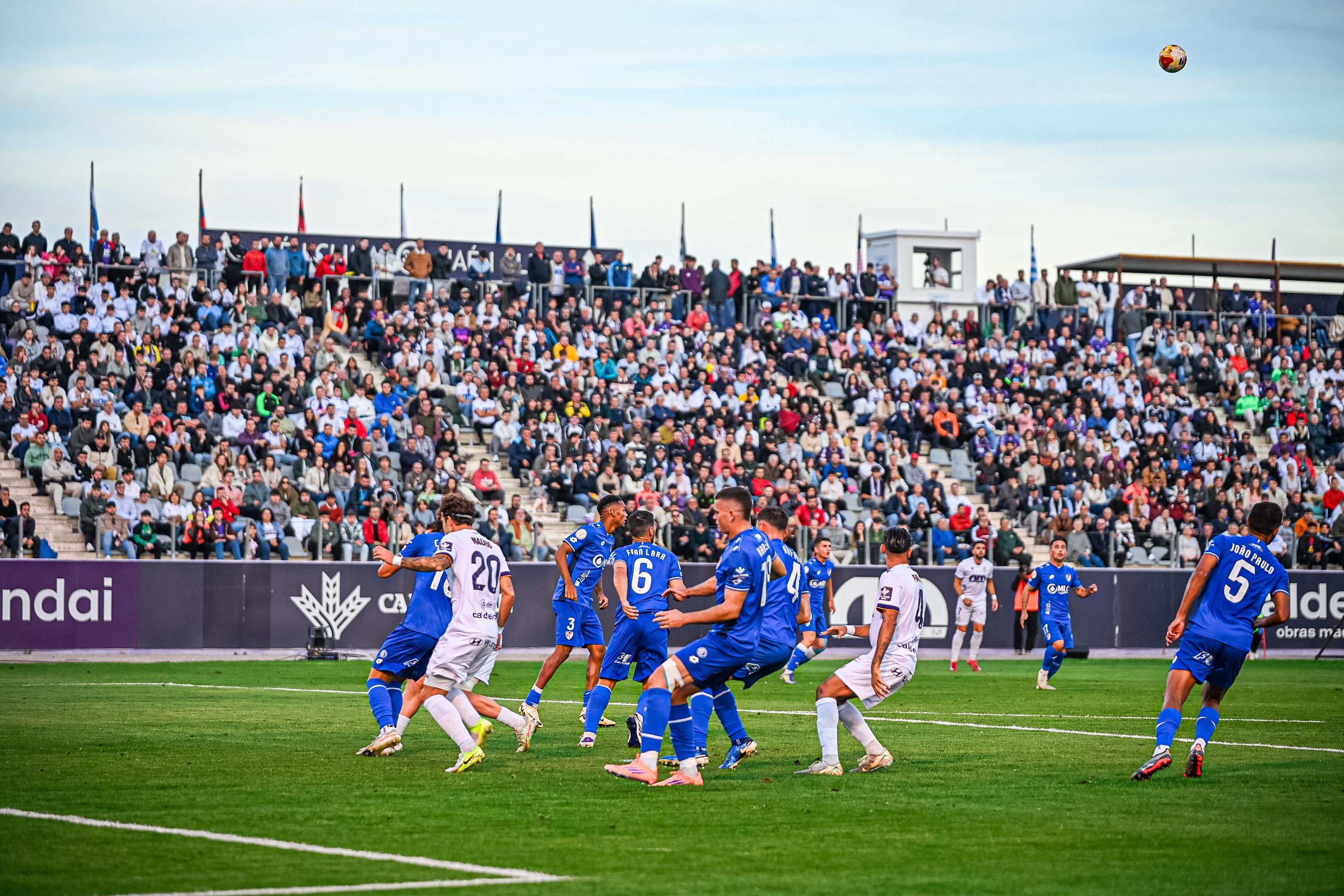 Momento del partido entre el Real Jaén y el Linares Deportivo.
