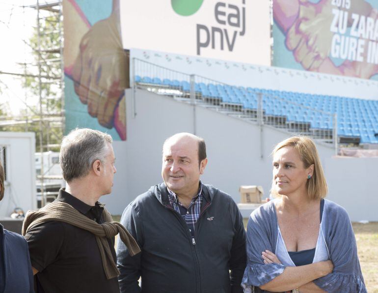 El lehendakari Iñigo Urkullu, el presidente del PNV, Andoni Ortuzar, junto al lehendakari Iñigo Urkullu y la presidenta del PNV en Bizkaia, Itxaso Atutxa, durante el paseo previo por las campas donde se celebra el Alderdi Eguna