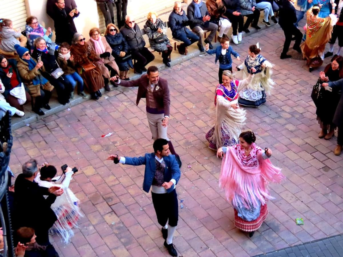 Una mesa de trabajo inicia los trámites para declarar de interés turístico los bailes del niño de Caudete