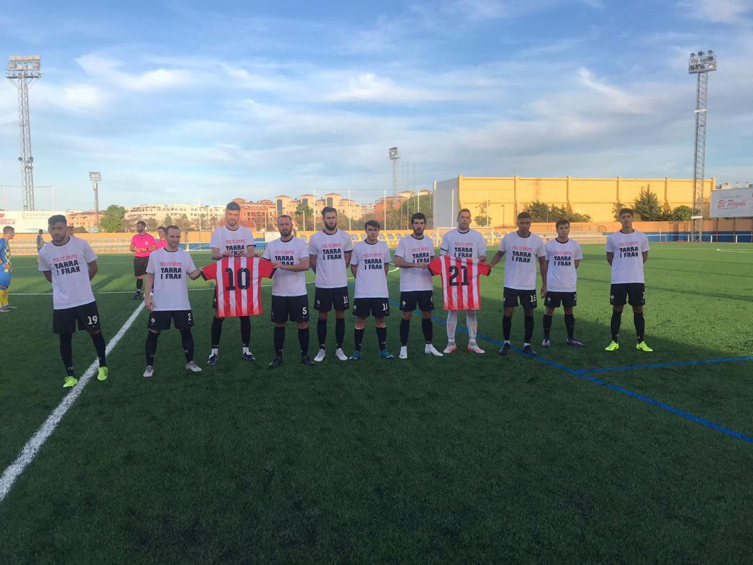 Los jugadores del racing saltan al campo con camisetas de apoyo a los lesionas Tarrasó y Fran