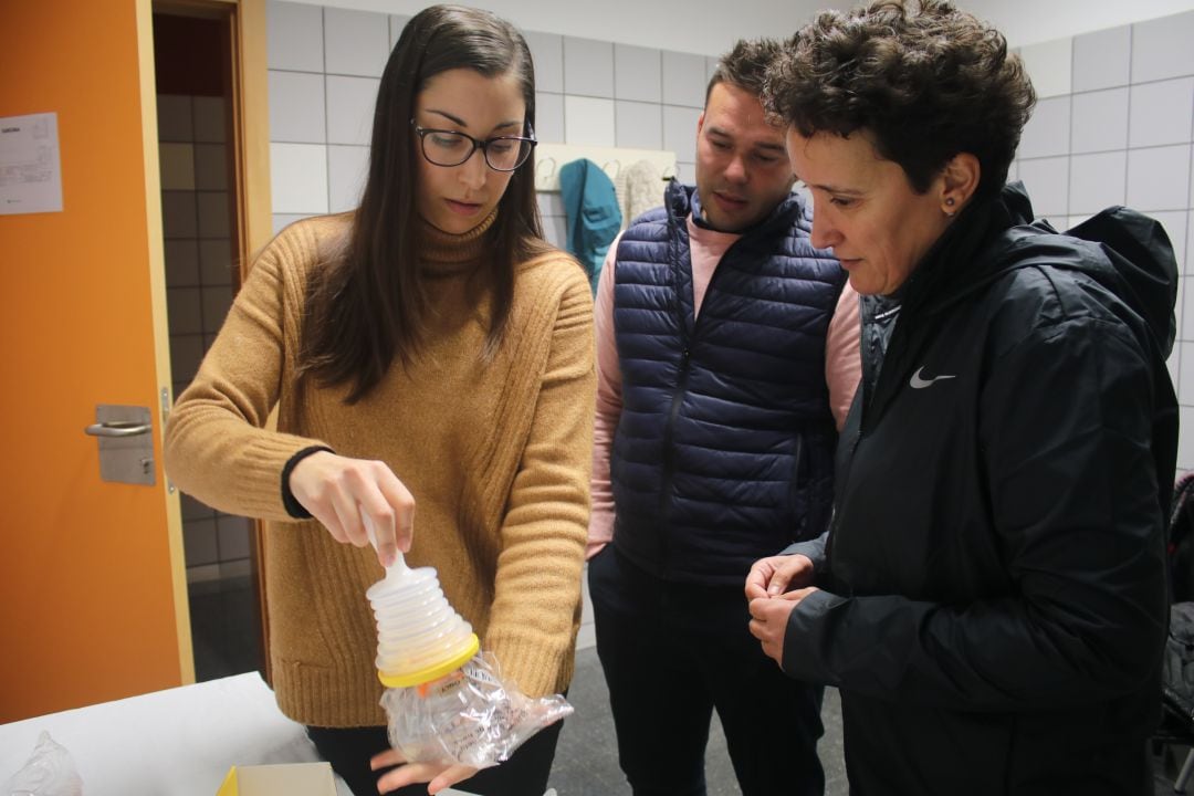 La alcaldesa de Onda, Carmina Ballester, el concejal de Ciudad Saludable y Sostenible, Paco Pastor y una enfermera escolar. 