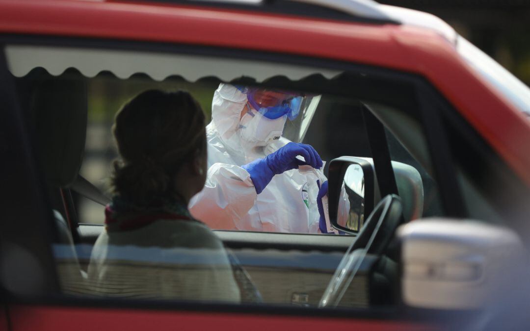 En el antiguo hospital militar de Sevilla se están realizando test desde el coche de la prueba del coronavirus.