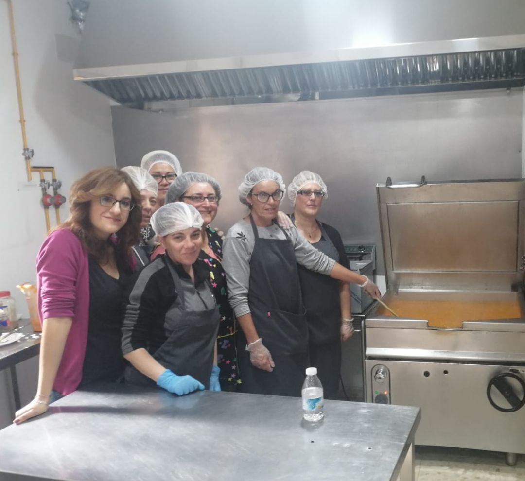 Grupo de vecinas del barrio del Guadalquivir en la &#039;Cocina Social&#039; de la Fundación Don Bosco con Elena, su directora.