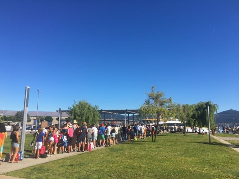 Una de las largas colas que se registraron este domingo para subir al barco que cubre la línea Vigo-Cíes.