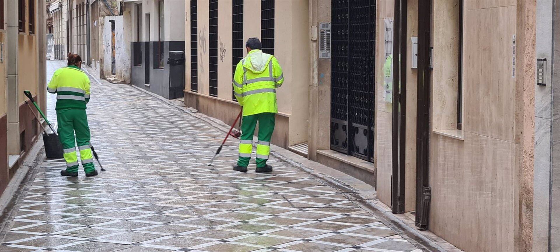 Dos operarios de limpieza en una imagen de archivo.