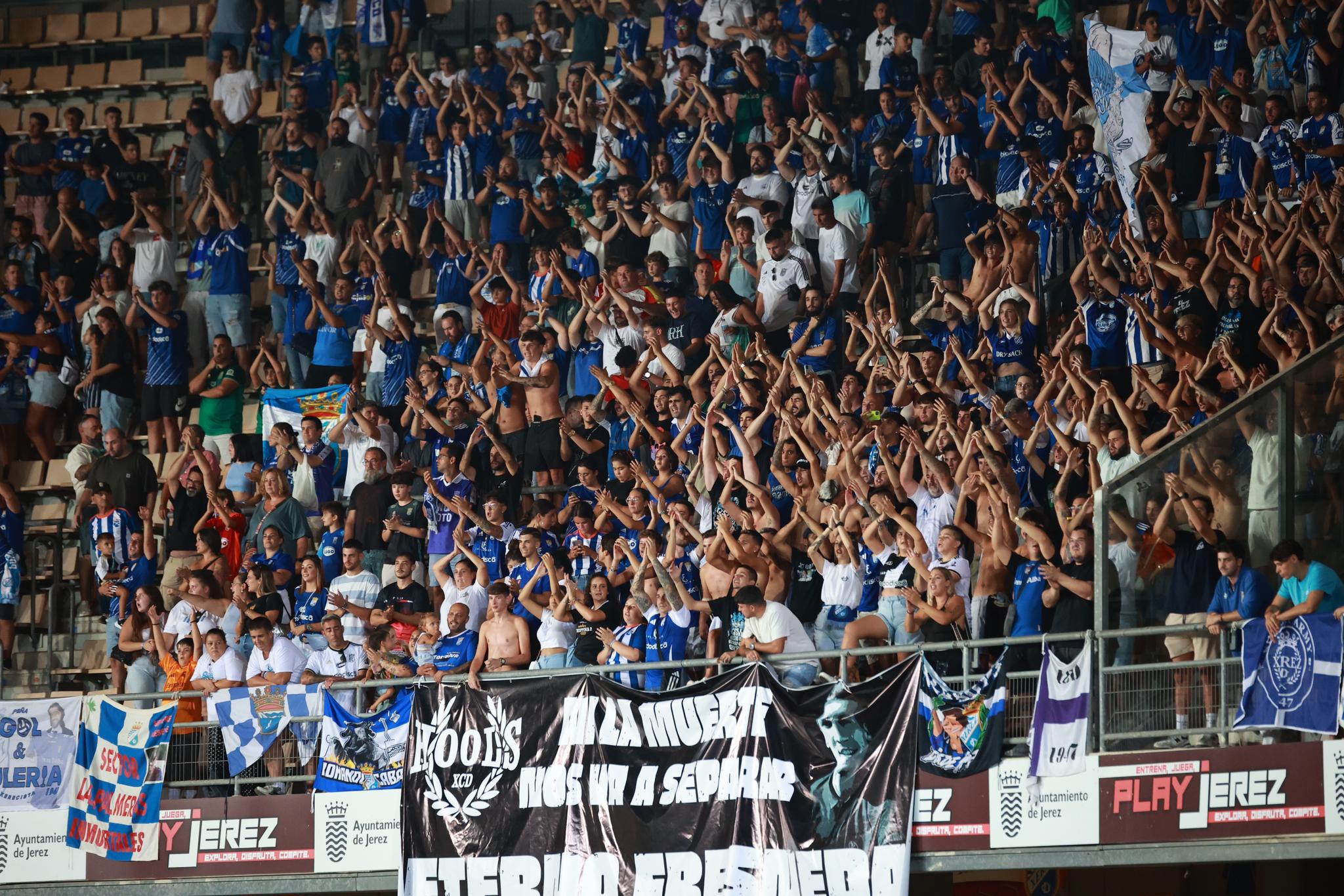 Aficionados del Xerez CD en Chapín en el primer partido en Segunda RFEF