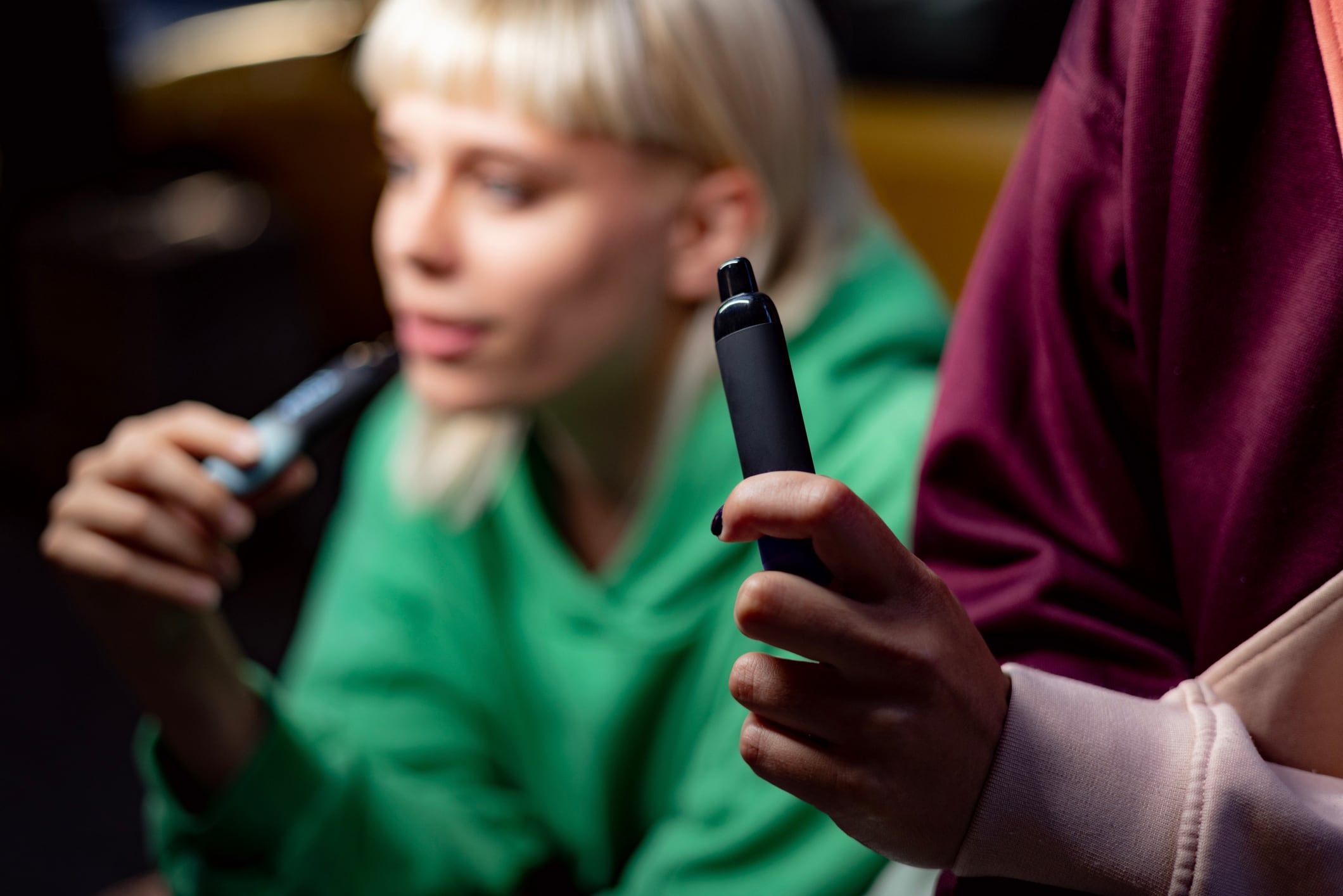 Jóvenes vapeando