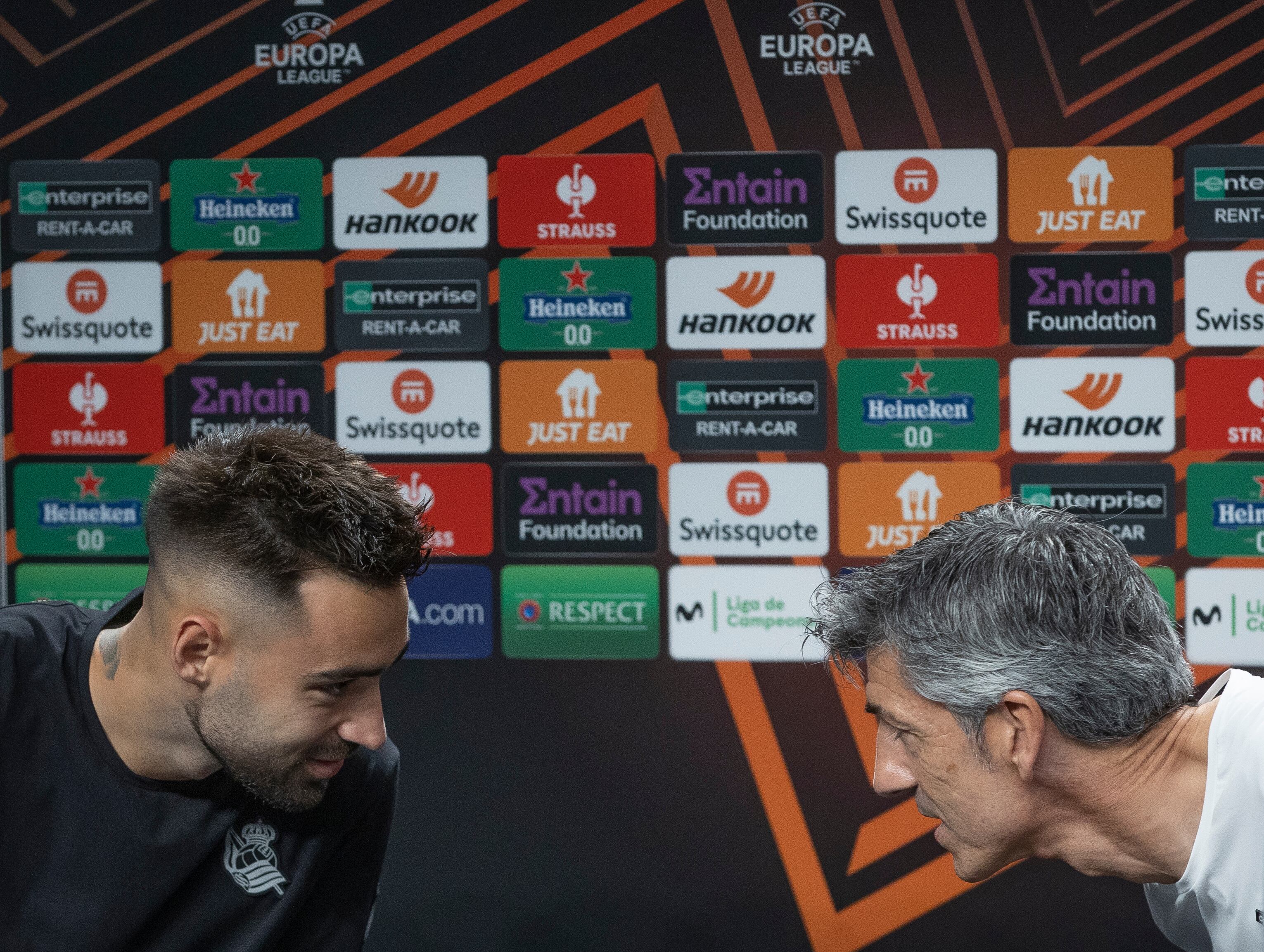 SAN SEBASTIÁN, 02/11/2022.- El entrenador de la Real Sociedad, Imanol Alguacil (d), y el centrocampista Brais Méndez durante la rueda de prensa este miércoles en el Reale Arena, donde mañana disputarán un partido de la Liga Europa con el Manchester United. EFE/ Javier Etxezarreta

