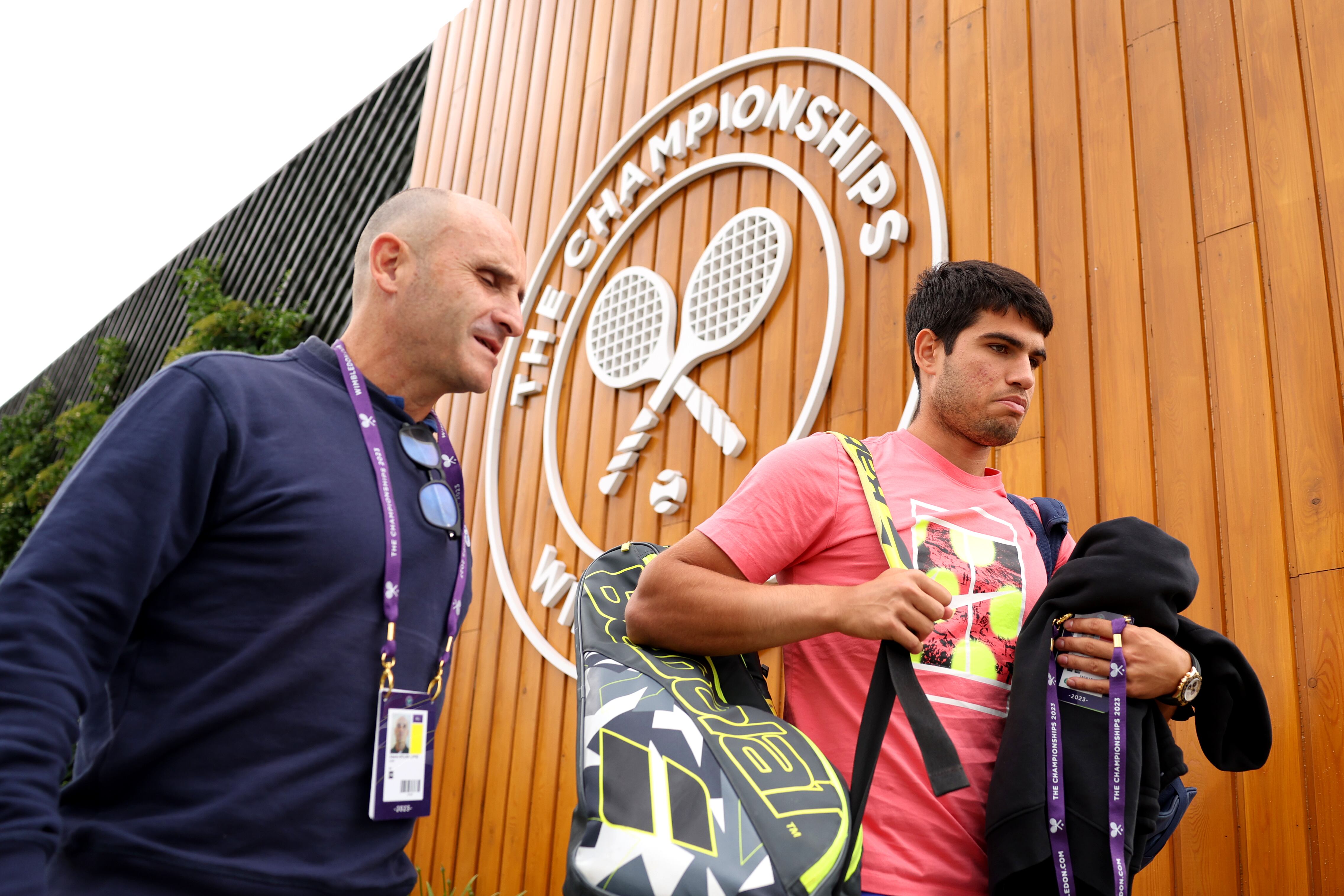 Carlos Alcaraz entrenando en Wimbledom