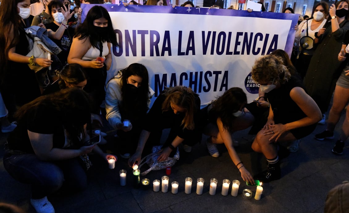 Un grupo de mujeres condenan la violencia machista.