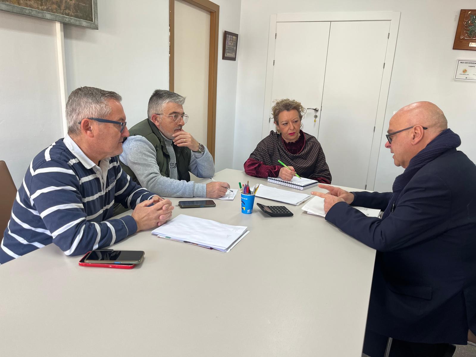 El subdelegado del Gobierno informa en Lopera del alcance de las ayudas desplegadas por el Gobierno para atender los daños de los temporales