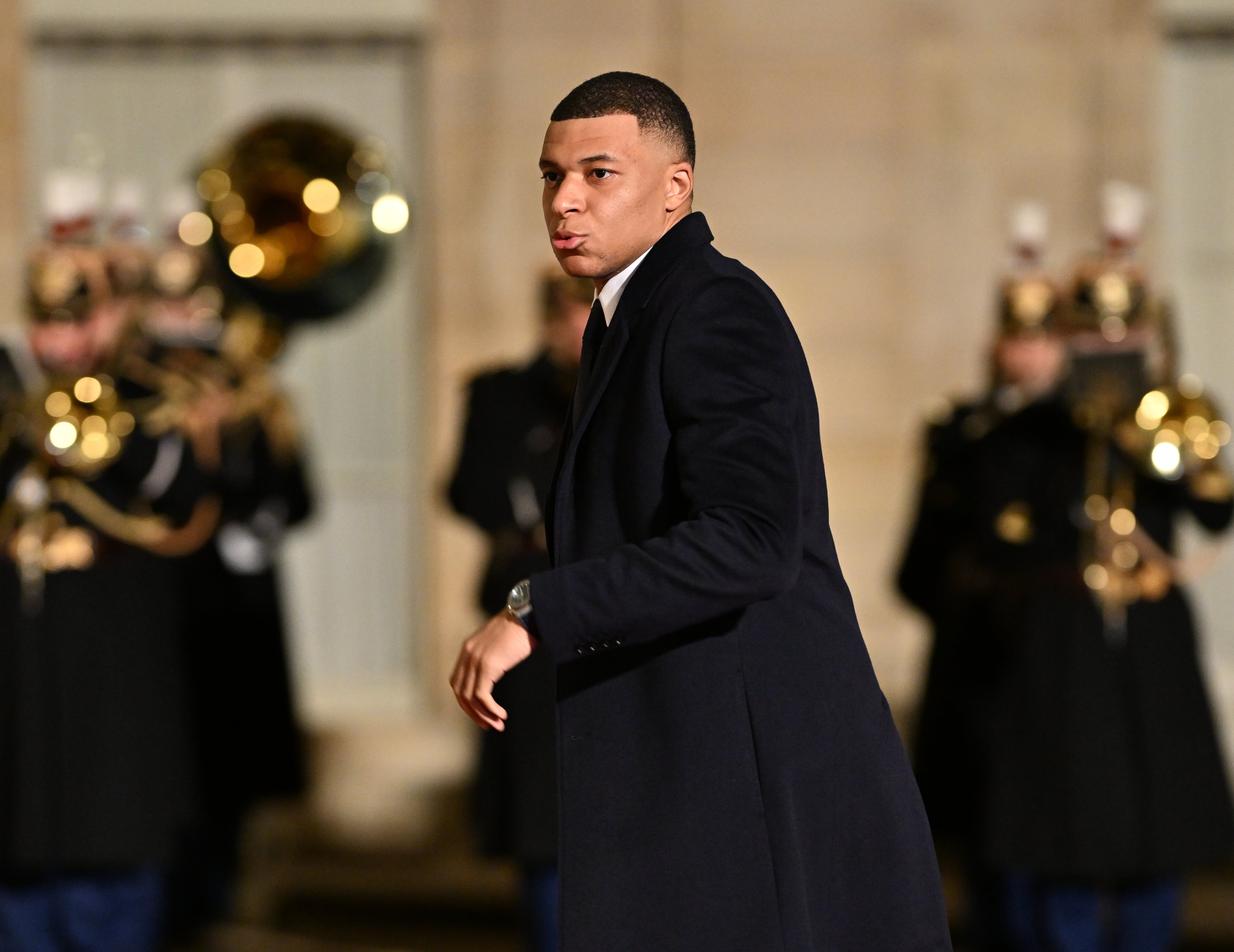 Kylian Mbappé llega a la cena en el Eliseo organizada por Emmanuel Macron