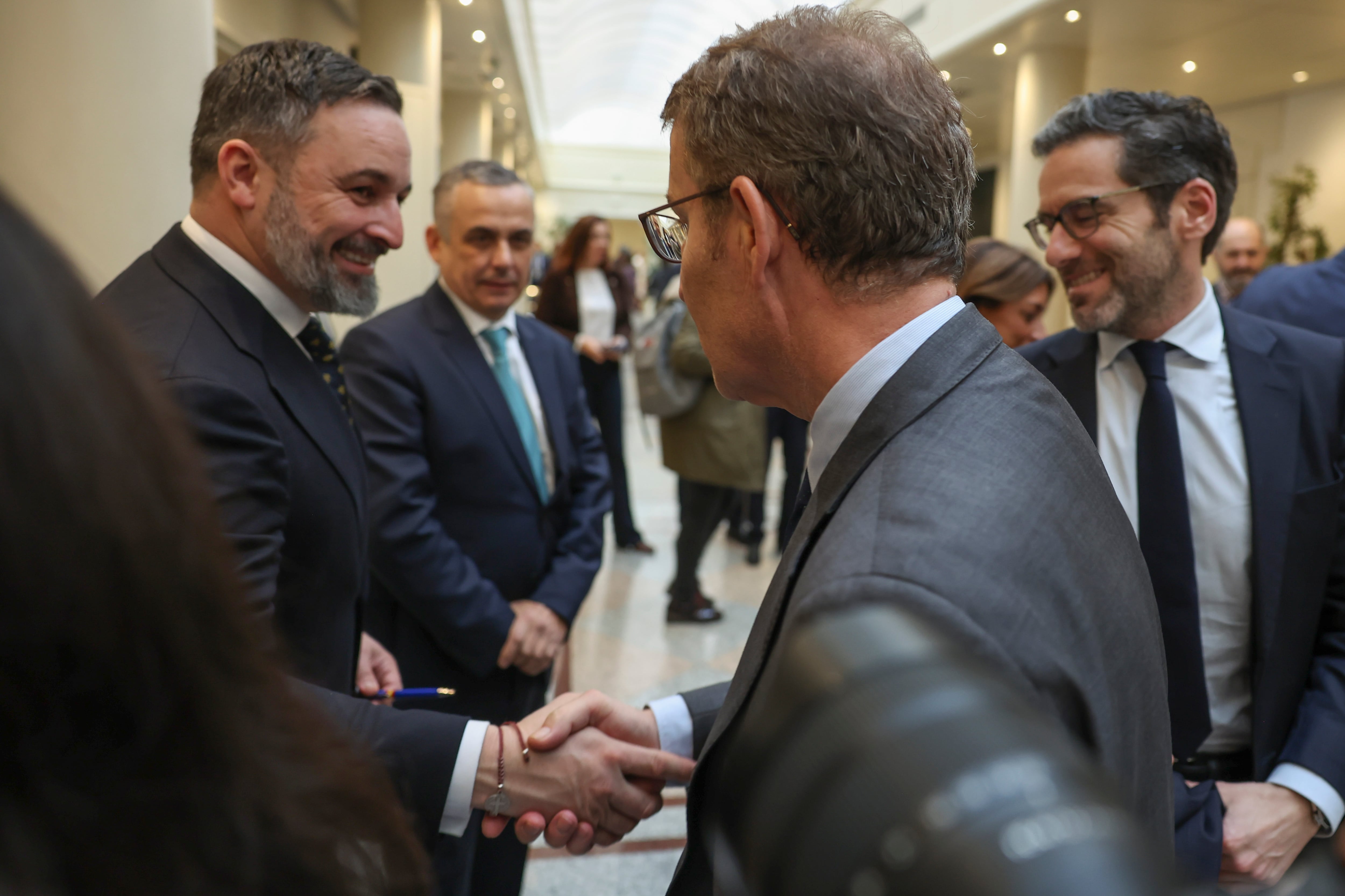 El líder del PP, Alberto Núñez Feijóo, y el de Vox, Santiago Abascal, en el Congreso.