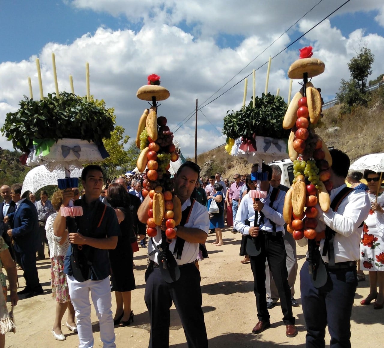 Ramos y Cirios en la procesión de la Canaleja de Navatalgordo