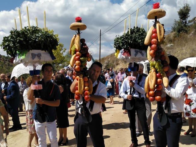 Ramos y Cirios en la procesión de la Canaleja de Navatalgordo
