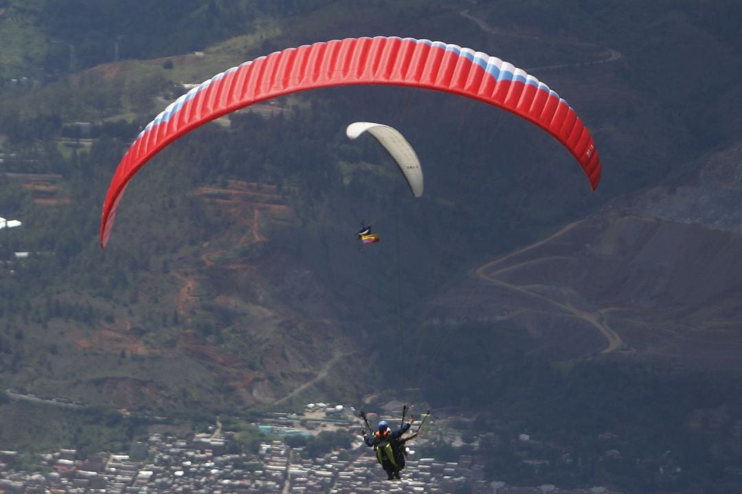 Varios pilotos de parapente