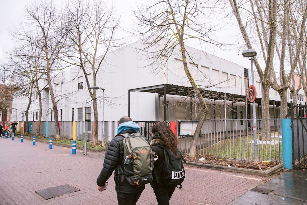 Vista del colegio publico Vitoriano &quot;Odon Apraiz&quot; en Vitoria que ha cerrado este lunes sus puertas al alumnado &quot;hasta nuevo aviso&quot; para evitar el contagio ante los casos de coronavirus que se han diagnosticado estos últimos días en el centro escolar