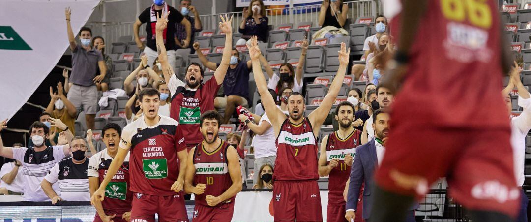 Jugadores de Granada celebran la victoria ante Murcia