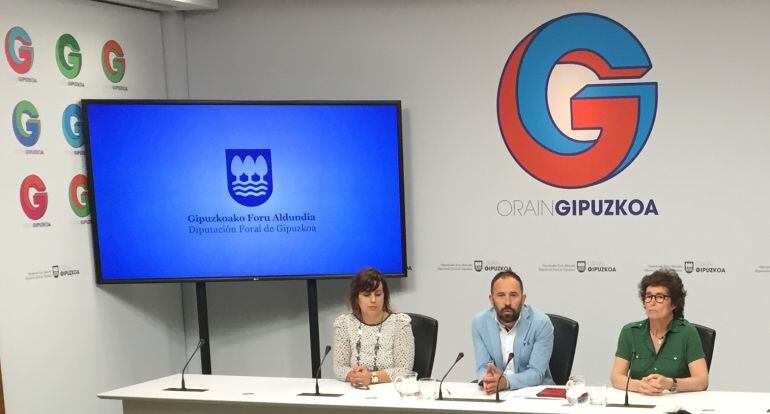 Goizane Alvarez y Denis Itxaso (Diputación), y Nekane Arzallus (GBC) comparecen en la sede de la Diputación Foral de Gipuzkoa