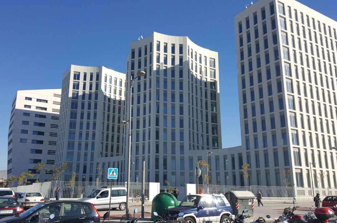 En primer término, los tres edificios de la Facultad de Medicina de la Universidad de Granada; y, a continuación la Facultad de Ciencias de la Salud, en el Parque Tecnológico de la Salud (PTS) de Granada