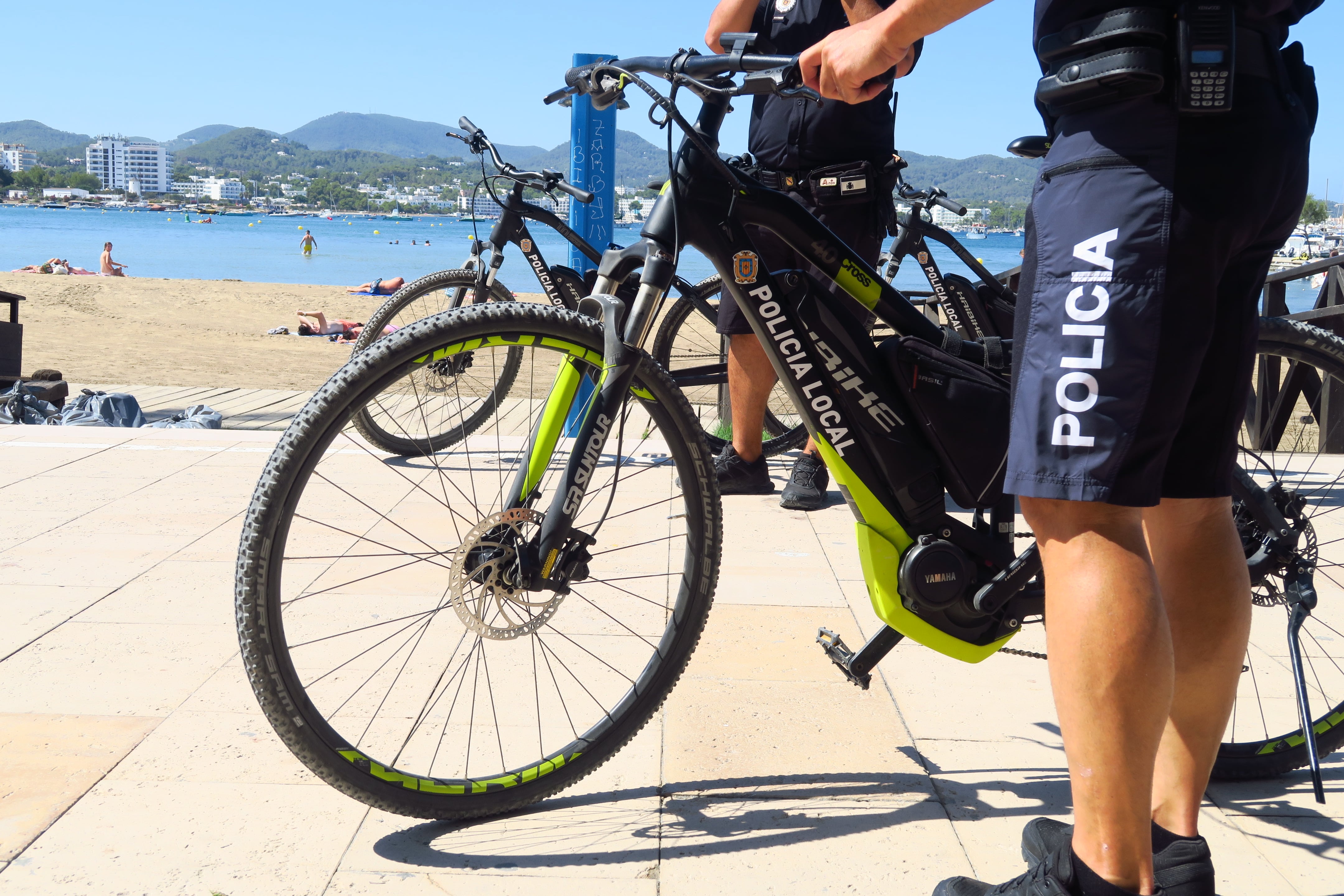 Imagen de un agente de Sant Antoni patrullando en bicicleta