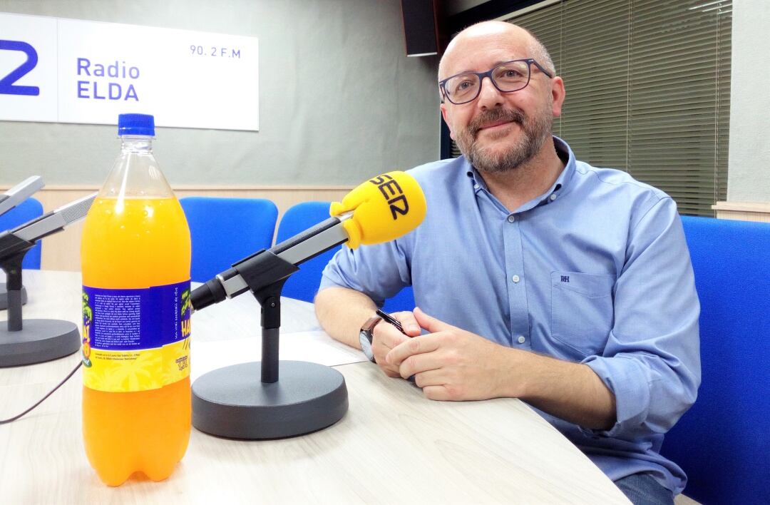 Carlos Ortuño en el estudio de Radio Elda SER